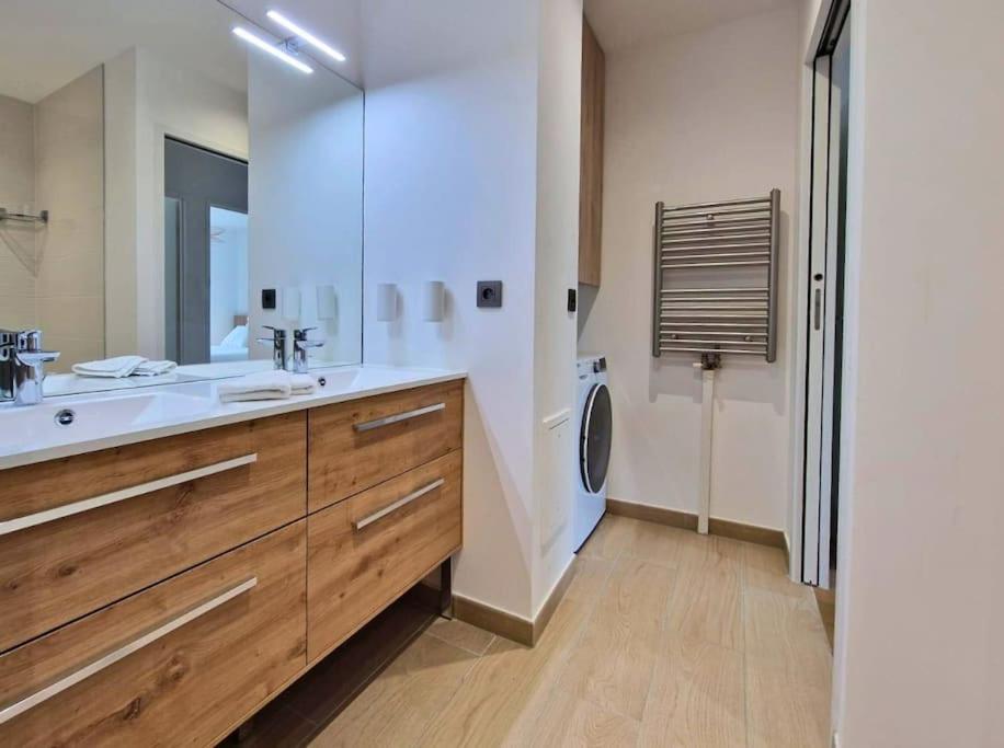 Apartment Sublime 4 Etoiles Neuf T3 Aputeaux 61m2 Proche La Defense, 10m2 De Terrasse Avec Magnifique Vue Puteaux