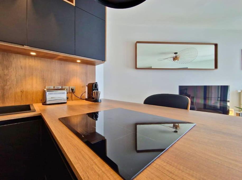 Apartment Sublime 4 Etoiles Neuf T3 Aputeaux 61m2 Proche La Defense, 10m2 De Terrasse Avec Magnifique Vue Puteaux